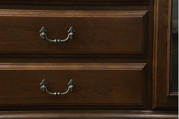 中古　カリモク家具(karimoku)　domani(ドマーニ)　QUEENS LIFE(クイーンズライフ)　クラシカルな佇まいが魅力的なサイドボード(戸棚、引き出し、キャビネット)(定価約68万円)(R-074697)