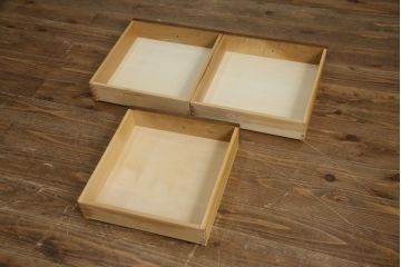 中古　美品　三越家具(現カントリーハウス)　Brugge(ブルージュ)　クラシカルな空間づくりにぴったりな食器棚(収納棚、戸棚、飾り棚、カップボード、キャビネット)(R-074698)