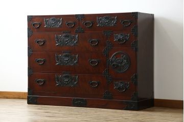 中古　美品　欅産業　仙台民芸箪笥　四.五尺野郎箪笥　拭き漆塗りと立派な金具が美しい仙台箪笥(和箪笥、収納箪笥、衣装箪笥、整理箪笥、チェスト、引き出し)(定価約77万円)(R-074699)