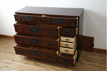 中古　美品　欅産業　仙台民芸箪笥　四.五尺野郎箪笥　拭き漆塗りと立派な金具が美しい仙台箪笥(和箪笥、収納箪笥、衣装箪笥、整理箪笥、チェスト、引き出し)(定価約77万円)(R-074699)