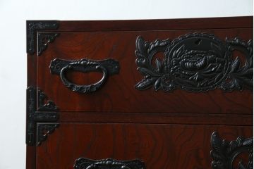 中古　美品　欅産業　仙台民芸箪笥　四.五尺野郎箪笥　拭き漆塗りと立派な金具が美しい仙台箪笥(和箪笥、収納箪笥、衣装箪笥、整理箪笥、チェスト、引き出し)(定価約77万円)(R-074699)