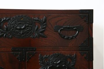 中古　美品　欅産業　仙台民芸箪笥　四.五尺野郎箪笥　拭き漆塗りと立派な金具が美しい仙台箪笥(和箪笥、収納箪笥、衣装箪笥、整理箪笥、チェスト、引き出し)(定価約77万円)(R-074699)
