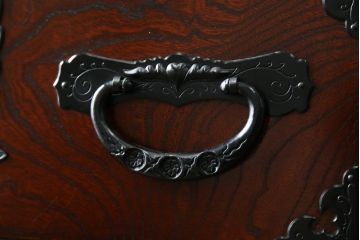 中古　美品　欅産業　仙台民芸箪笥　四.五尺野郎箪笥　拭き漆塗りと立派な金具が美しい仙台箪笥(和箪笥、収納箪笥、衣装箪笥、整理箪笥、チェスト、引き出し)(定価約77万円)(R-074699)