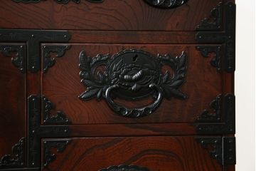 中古　美品　欅産業　仙台民芸箪笥　四.五尺野郎箪笥　拭き漆塗りと立派な金具が美しい仙台箪笥(和箪笥、収納箪笥、衣装箪笥、整理箪笥、チェスト、引き出し)(定価約77万円)(R-074699)