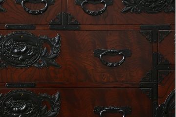 中古　美品　欅産業　仙台民芸箪笥　四.五尺野郎箪笥　拭き漆塗りと立派な金具が美しい仙台箪笥(和箪笥、収納箪笥、衣装箪笥、整理箪笥、チェスト、引き出し)(定価約77万円)(R-074699)