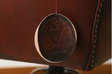 中古　バロッサバレンティ(VARO,S.A. VALENTI)　高級感たっぷりの本革デスクチェア(パーソナルチェア、アームチェア、回転椅子、イス、レザー)(定価約59万円)(R-074700)