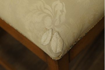 中古　イタリア高級家具　メデア(Medea)　クラシカルなデザインが魅力的なダイニングチェア2脚セット(定価2脚で約60万円)(椅子、ダイニングチェア)(R-074701)