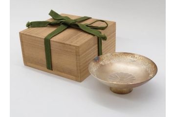 純銀　賜杯　天皇陛下菊の御紋入り　菊桐唐草紋　御賜銀杯(銀盃、酒器、箱付き)(R-074703)