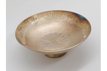 純銀　賜杯　天皇陛下菊の御紋入り　菊桐唐草紋　御賜銀杯(銀盃、酒器、箱付き)(R-074703)