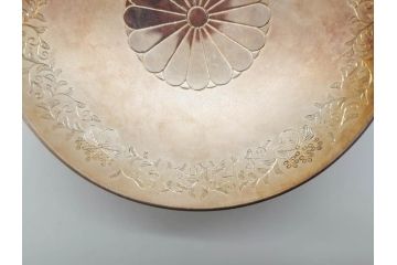 純銀　賜杯　天皇陛下菊の御紋入り　菊桐唐草紋　御賜銀杯(銀盃、酒器、箱付き)(R-074703)
