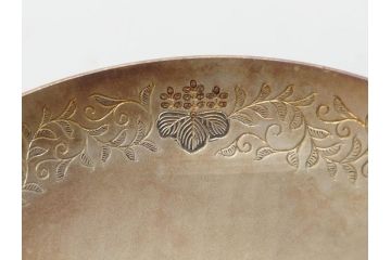 純銀　賜杯　天皇陛下菊の御紋入り　菊桐唐草紋　御賜銀杯(銀盃、酒器、箱付き)(R-074703)
