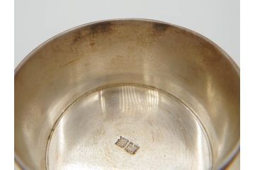純銀　賜杯　天皇陛下菊の御紋入り　菊桐唐草紋　御賜銀杯(銀盃、酒器、箱付き)(R-074703)