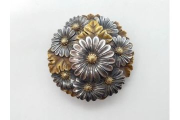 時代物　極上　作家物　たけし作　彫金　金工細工　菊寄せ　細かな意匠が感じられる上品かつ豪華な帯留め(在銘、花、アンティーク、帯締め、着物道具、和装小物、アクセサリー、金属製)(R-074705)