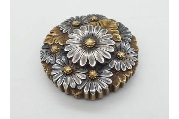 時代物　極上　作家物　たけし作　彫金　金工細工　菊寄せ　細かな意匠が感じられる上品かつ豪華な帯留め(在銘、花、アンティーク、帯締め、着物道具、和装小物、アクセサリー、金属製)(R-074705)