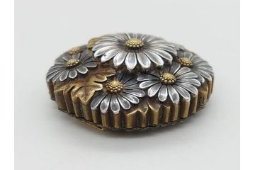時代物　極上　作家物　たけし作　彫金　金工細工　菊寄せ　細かな意匠が感じられる上品かつ豪華な帯留め(在銘、花、アンティーク、帯締め、着物道具、和装小物、アクセサリー、金属製)(R-074705)