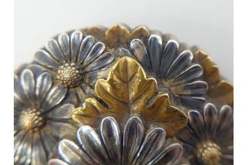 時代物　極上　作家物　たけし作　彫金　金工細工　菊寄せ　細かな意匠が感じられる上品かつ豪華な帯留め(在銘、花、アンティーク、帯締め、着物道具、和装小物、アクセサリー、金属製)(R-074705)