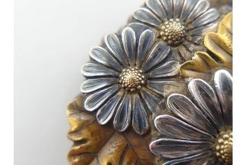 時代物　極上　作家物　たけし作　彫金　金工細工　菊寄せ　細かな意匠が感じられる上品かつ豪華な帯留め(在銘、花、アンティーク、帯締め、着物道具、和装小物、アクセサリー、金属製)(R-074705)