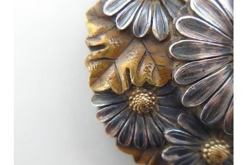 時代物　極上　作家物　たけし作　彫金　金工細工　菊寄せ　細かな意匠が感じられる上品かつ豪華な帯留め(在銘、花、アンティーク、帯締め、着物道具、和装小物、アクセサリー、金属製)(R-074705)