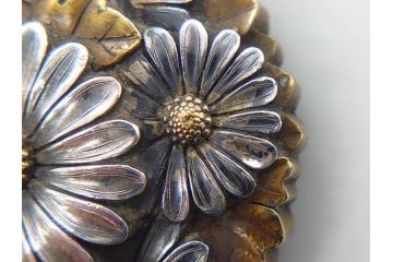 時代物　極上　作家物　たけし作　彫金　金工細工　菊寄せ　細かな意匠が感じられる上品かつ豪華な帯留め(在銘、花、アンティーク、帯締め、着物道具、和装小物、アクセサリー、金属製)(R-074705)