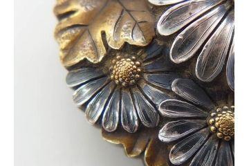 時代物　極上　作家物　たけし作　彫金　金工細工　菊寄せ　細かな意匠が感じられる上品かつ豪華な帯留め(在銘、花、アンティーク、帯締め、着物道具、和装小物、アクセサリー、金属製)(R-074705)