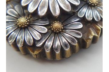 時代物　極上　作家物　たけし作　彫金　金工細工　菊寄せ　細かな意匠が感じられる上品かつ豪華な帯留め(在銘、花、アンティーク、帯締め、着物道具、和装小物、アクセサリー、金属製)(R-074705)