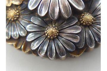 時代物　極上　作家物　たけし作　彫金　金工細工　菊寄せ　細かな意匠が感じられる上品かつ豪華な帯留め(在銘、花、アンティーク、帯締め、着物道具、和装小物、アクセサリー、金属製)(R-074705)