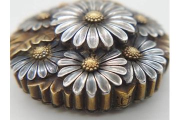 時代物　極上　作家物　たけし作　彫金　金工細工　菊寄せ　細かな意匠が感じられる上品かつ豪華な帯留め(在銘、花、アンティーク、帯締め、着物道具、和装小物、アクセサリー、金属製)(R-074705)