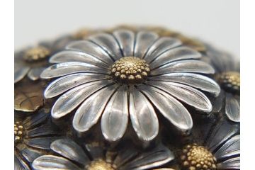 時代物　極上　作家物　たけし作　彫金　金工細工　菊寄せ　細かな意匠が感じられる上品かつ豪華な帯留め(在銘、花、アンティーク、帯締め、着物道具、和装小物、アクセサリー、金属製)(R-074705)