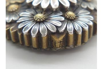 時代物　極上　作家物　たけし作　彫金　金工細工　菊寄せ　細かな意匠が感じられる上品かつ豪華な帯留め(在銘、花、アンティーク、帯締め、着物道具、和装小物、アクセサリー、金属製)(R-074705)