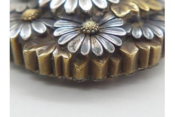 時代物　極上　作家物　たけし作　彫金　金工細工　菊寄せ　細かな意匠が感じられる上品かつ豪華な帯留め(在銘、花、アンティーク、帯締め、着物道具、和装小物、アクセサリー、金属製)(R-074705)