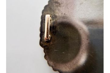 時代物　極上　作家物　たけし作　彫金　金工細工　菊寄せ　細かな意匠が感じられる上品かつ豪華な帯留め(在銘、花、アンティーク、帯締め、着物道具、和装小物、アクセサリー、金属製)(R-074705)