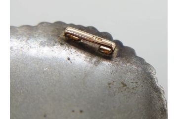 時代物　極上　作家物　たけし作　彫金　金工細工　菊寄せ　細かな意匠が感じられる上品かつ豪華な帯留め(在銘、花、アンティーク、帯締め、着物道具、和装小物、アクセサリー、金属製)(R-074705)