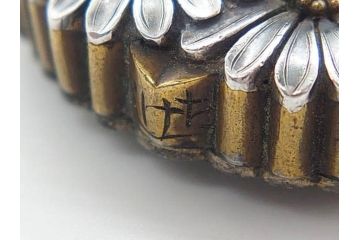 時代物　極上　作家物　たけし作　彫金　金工細工　菊寄せ　細かな意匠が感じられる上品かつ豪華な帯留め(在銘、花、アンティーク、帯締め、着物道具、和装小物、アクセサリー、金属製)(R-074705)