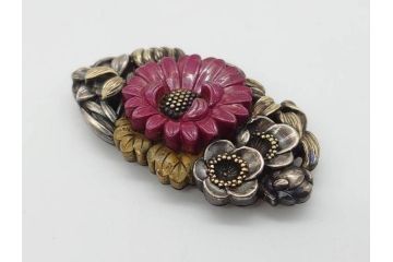 時代物　梅に菊花　立体的な花々が華やかさを演出する帯留め(赤菊、アンティーク、帯締め、着物道具、和装小物、アクセサリー)(R-074706)