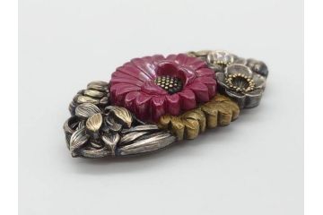 時代物　梅に菊花　立体的な花々が華やかさを演出する帯留め(赤菊、アンティーク、帯締め、着物道具、和装小物、アクセサリー)(R-074706)