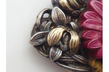 時代物　梅に菊花　立体的な花々が華やかさを演出する帯留め(赤菊、アンティーク、帯締め、着物道具、和装小物、アクセサリー)(R-074706)