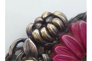 時代物　梅に菊花　立体的な花々が華やかさを演出する帯留め(赤菊、アンティーク、帯締め、着物道具、和装小物、アクセサリー)(R-074706)