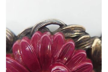 時代物　梅に菊花　立体的な花々が華やかさを演出する帯留め(赤菊、アンティーク、帯締め、着物道具、和装小物、アクセサリー)(R-074706)