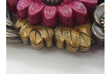 時代物　梅に菊花　立体的な花々が華やかさを演出する帯留め(赤菊、アンティーク、帯締め、着物道具、和装小物、アクセサリー)(R-074706)