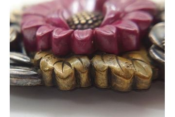 時代物　梅に菊花　立体的な花々が華やかさを演出する帯留め(赤菊、アンティーク、帯締め、着物道具、和装小物、アクセサリー)(R-074706)