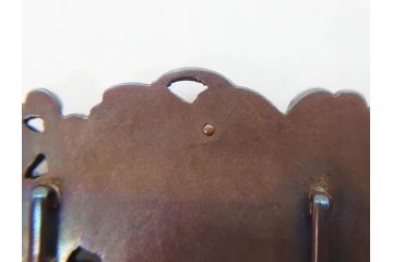 時代物　梅に菊花　立体的な花々が華やかさを演出する帯留め(赤菊、アンティーク、帯締め、着物道具、和装小物、アクセサリー)(R-074706)