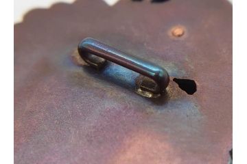 時代物　梅に菊花　立体的な花々が華やかさを演出する帯留め(赤菊、アンティーク、帯締め、着物道具、和装小物、アクセサリー)(R-074706)