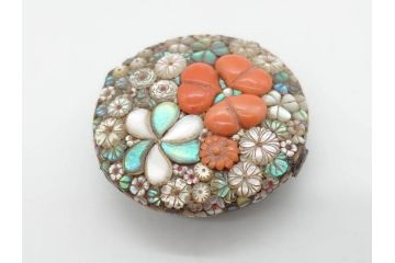 時代物　珊瑚　螺鈿細工　花尽くし　煌びやかで凝った意匠が目を惹く帯留め(アンティーク、サンゴ、帯締め、着物道具、和装小物、アクセサリー)(R-074707)