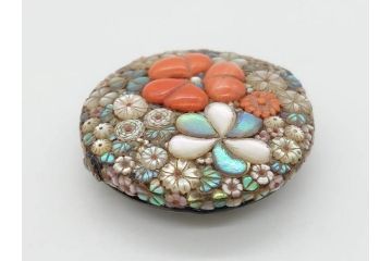 時代物　珊瑚　螺鈿細工　花尽くし　煌びやかで凝った意匠が目を惹く帯留め(アンティーク、サンゴ、帯締め、着物道具、和装小物、アクセサリー)(R-074707)
