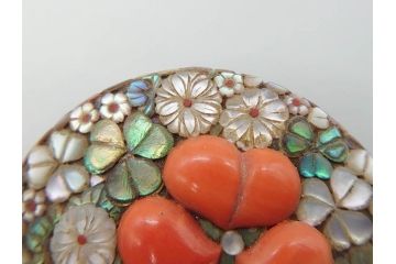 時代物　珊瑚　螺鈿細工　花尽くし　煌びやかで凝った意匠が目を惹く帯留め(アンティーク、サンゴ、帯締め、着物道具、和装小物、アクセサリー)(R-074707)
