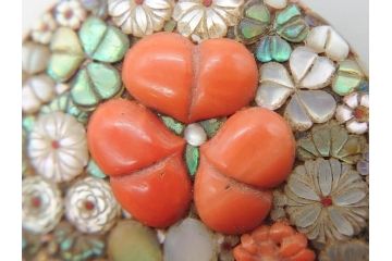 時代物　珊瑚　螺鈿細工　花尽くし　煌びやかで凝った意匠が目を惹く帯留め(アンティーク、サンゴ、帯締め、着物道具、和装小物、アクセサリー)(R-074707)