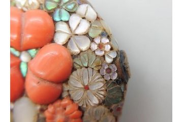 時代物　珊瑚　螺鈿細工　花尽くし　煌びやかで凝った意匠が目を惹く帯留め(アンティーク、サンゴ、帯締め、着物道具、和装小物、アクセサリー)(R-074707)