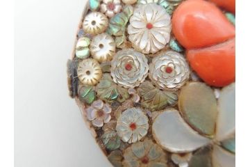 時代物　珊瑚　螺鈿細工　花尽くし　煌びやかで凝った意匠が目を惹く帯留め(アンティーク、サンゴ、帯締め、着物道具、和装小物、アクセサリー)(R-074707)