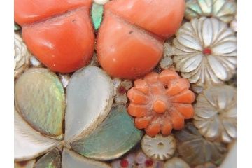 時代物　珊瑚　螺鈿細工　花尽くし　煌びやかで凝った意匠が目を惹く帯留め(アンティーク、サンゴ、帯締め、着物道具、和装小物、アクセサリー)(R-074707)