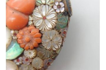 時代物　珊瑚　螺鈿細工　花尽くし　煌びやかで凝った意匠が目を惹く帯留め(アンティーク、サンゴ、帯締め、着物道具、和装小物、アクセサリー)(R-074707)